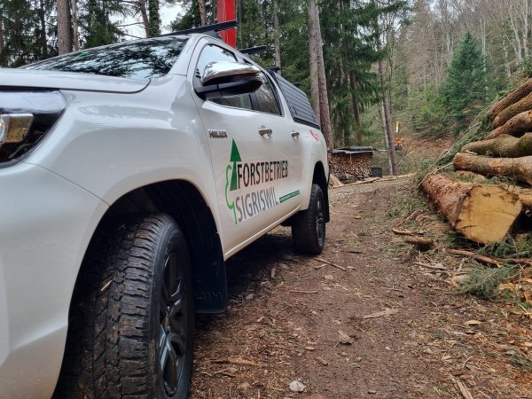 Der Toyota Hilux im Einsatz bei einem Besuch im Holzschlag Eichbühl